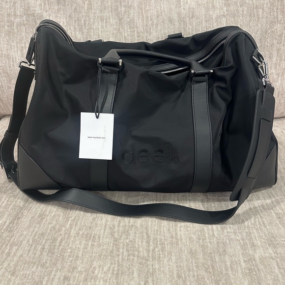 NWT Claven weekend bag